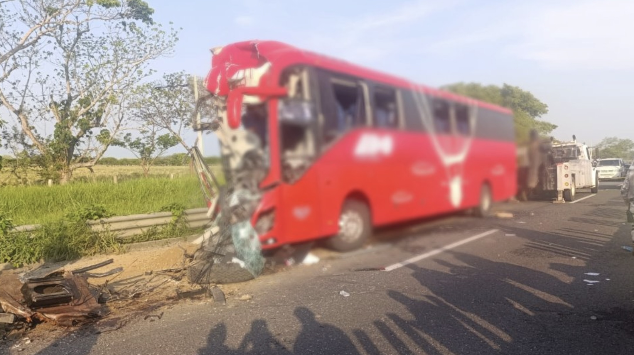 Accidente en La Tinaja-Cosoleacaque deja 1 muerto y más de 20 heridos