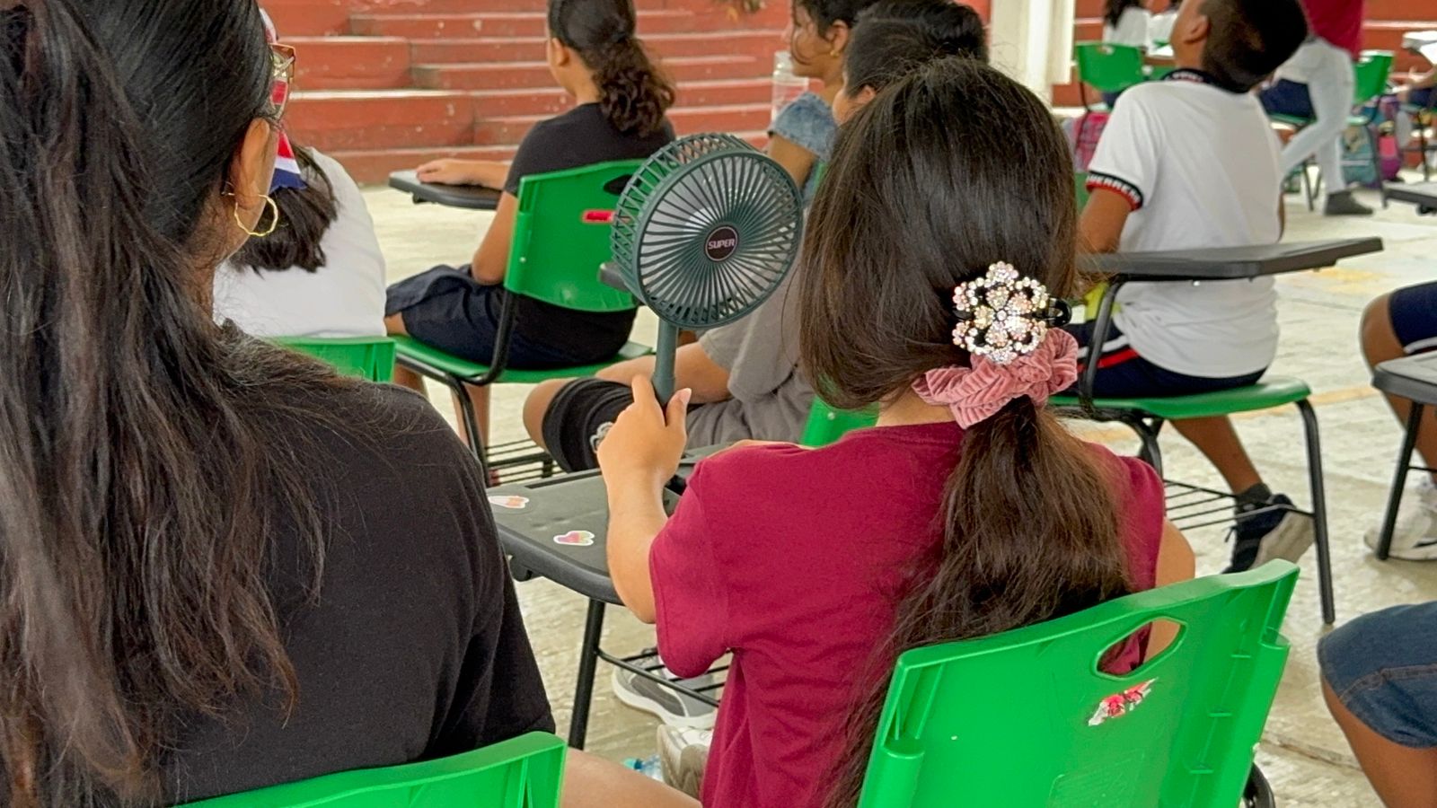 Estudiantes toman clases al aire libre por falta energía eléctrica