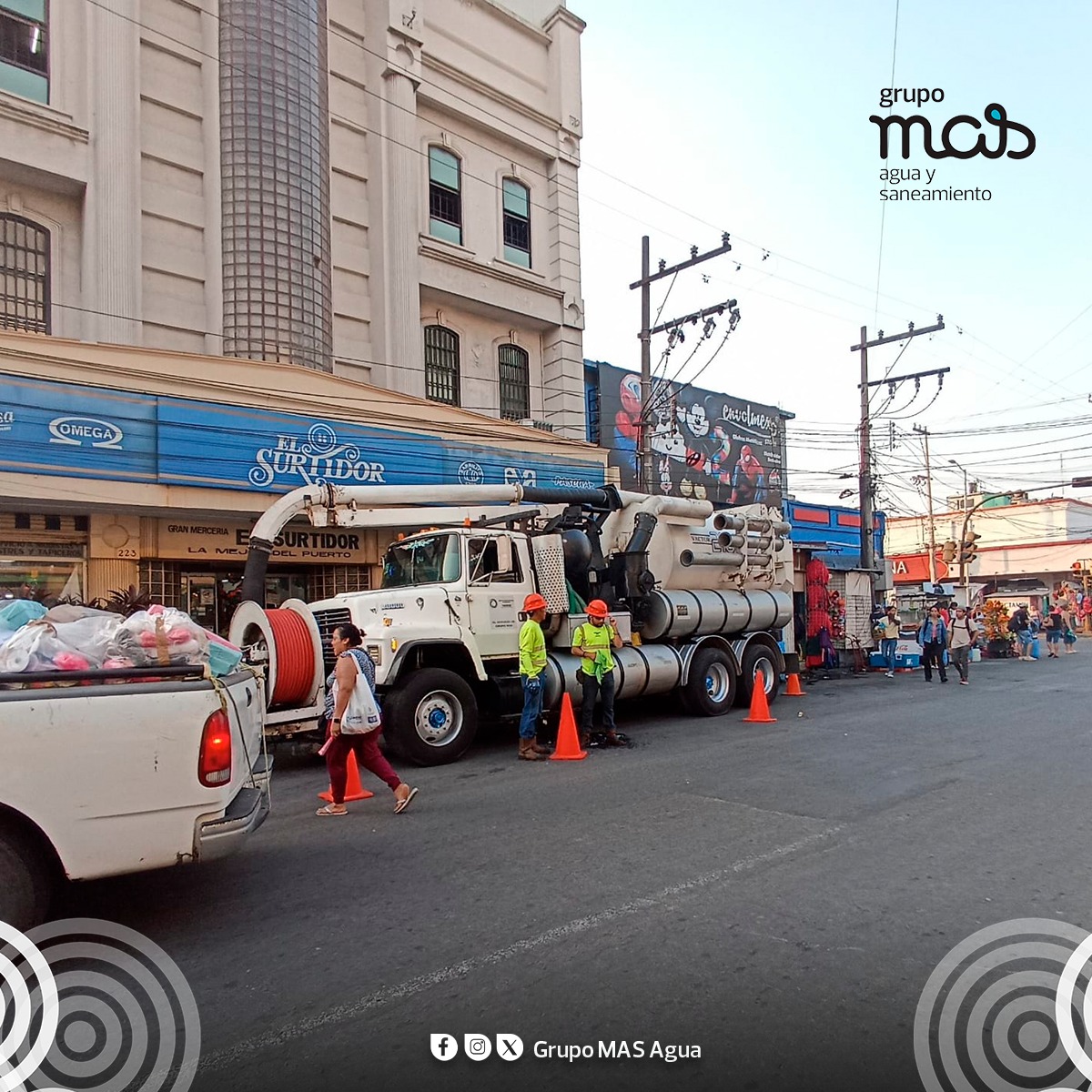 Grupo MAS repara fuga de drenaje en la calle Cortés, zona de mercados en Veracruz