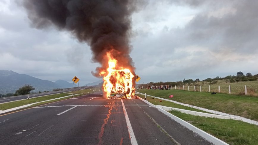 Se incendia autobús Koloors en la autopista de Occidente; salió de Veracruz rumbo a Guadalajara
