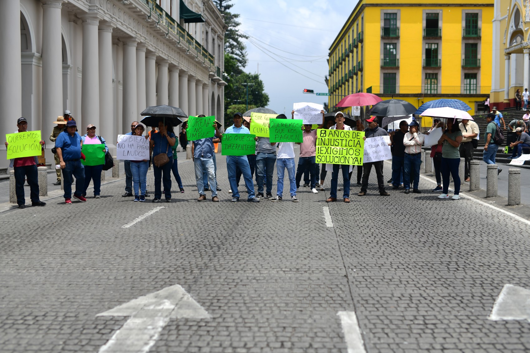 Ex empleados del Seguro Popular exigen el pago de 67 mdp en laudos laborales, bloquean Enríquez
