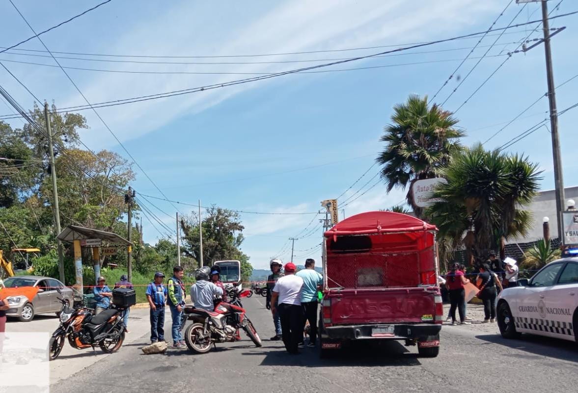 Con bloqueo en la carretera Fortín-Huatusco exigen justicia para motociclista grave