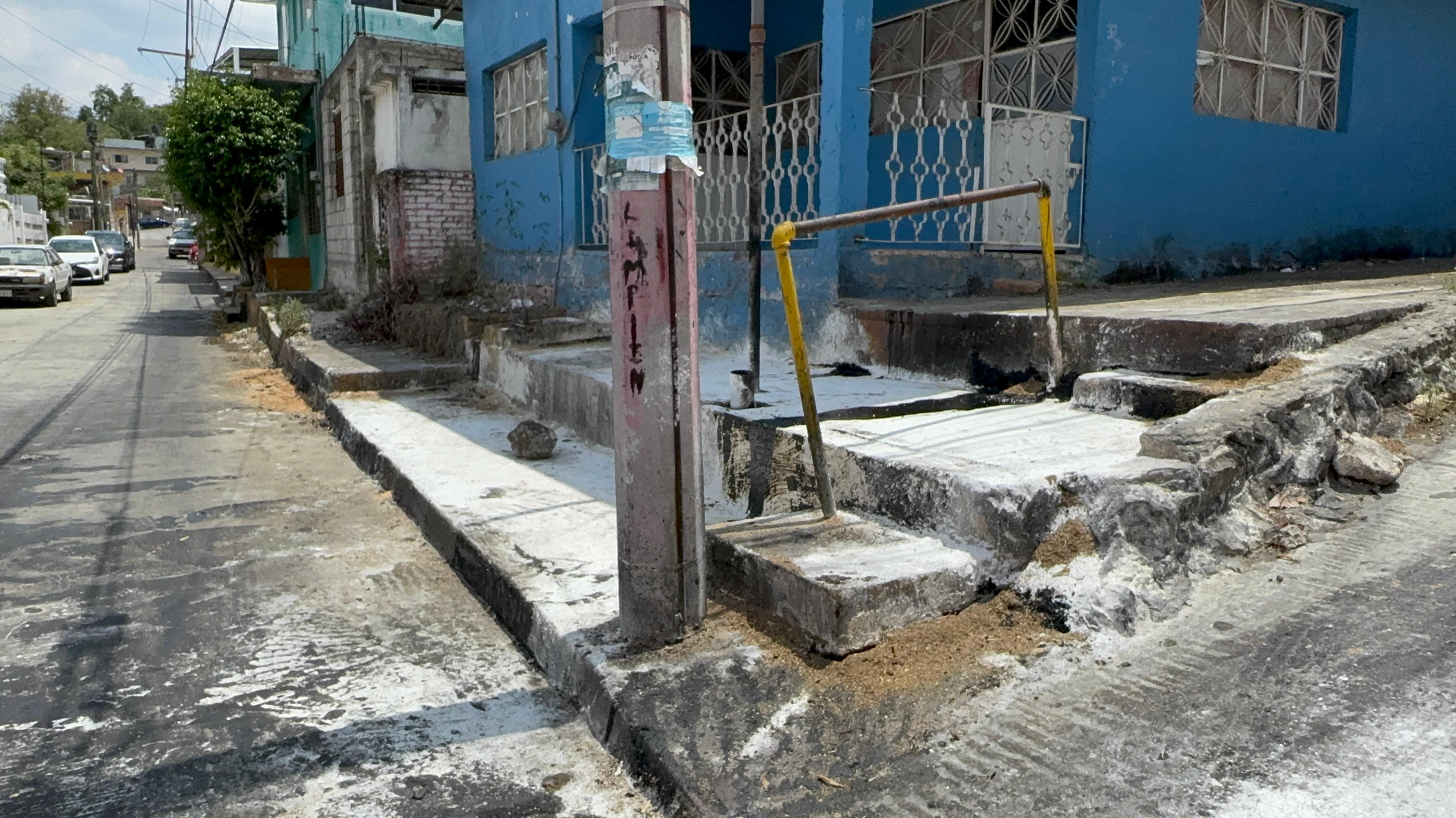 Inicia limpieza de áreas afectadas por hidrocarburo en calles de Poza Rica