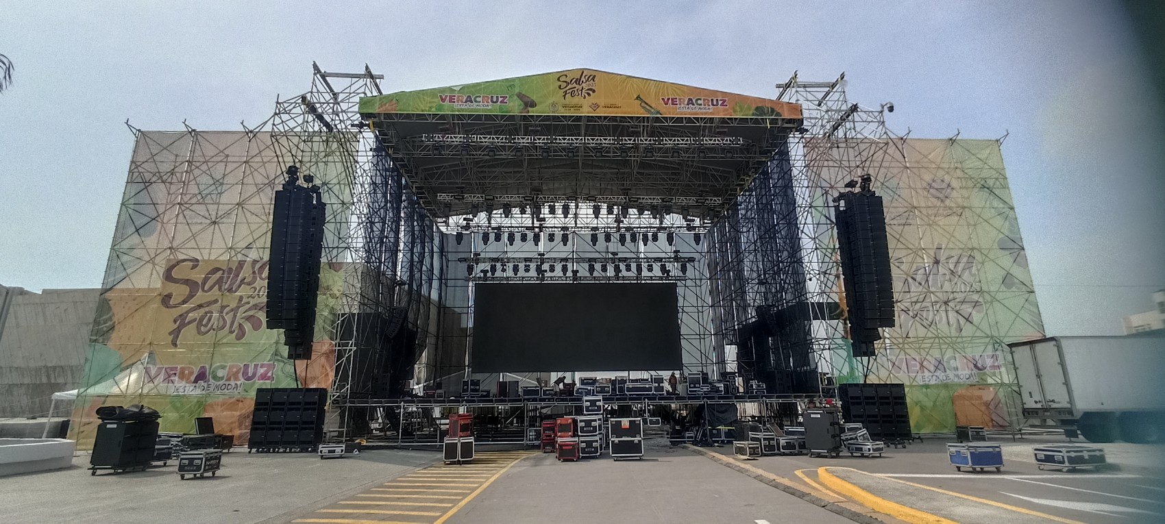Avanza instalación del escenario, gradas y zonas VIP del Salsa Fest 2025