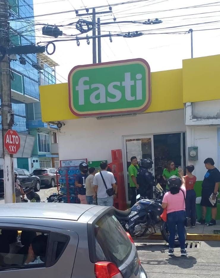 Sujeto causa destrozos en tienda de conveniencia y agrede a vecinos de El Dique
