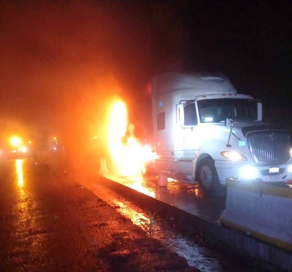 Incendio de tráiler paraliza la autopista Córdoba–Veracruz