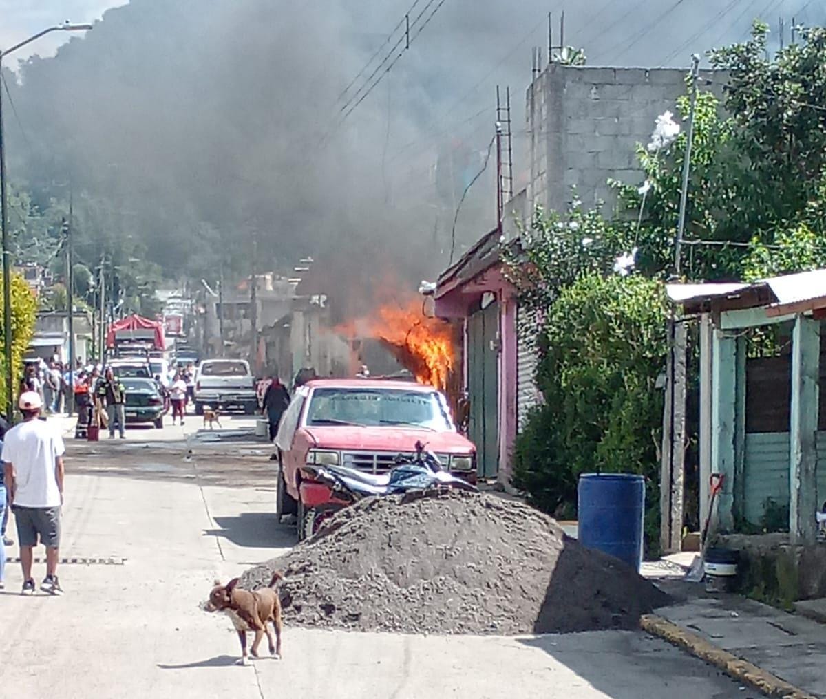 Incendio reduce a cenizas vivienda en La Perla; no hubo personas lesionadas