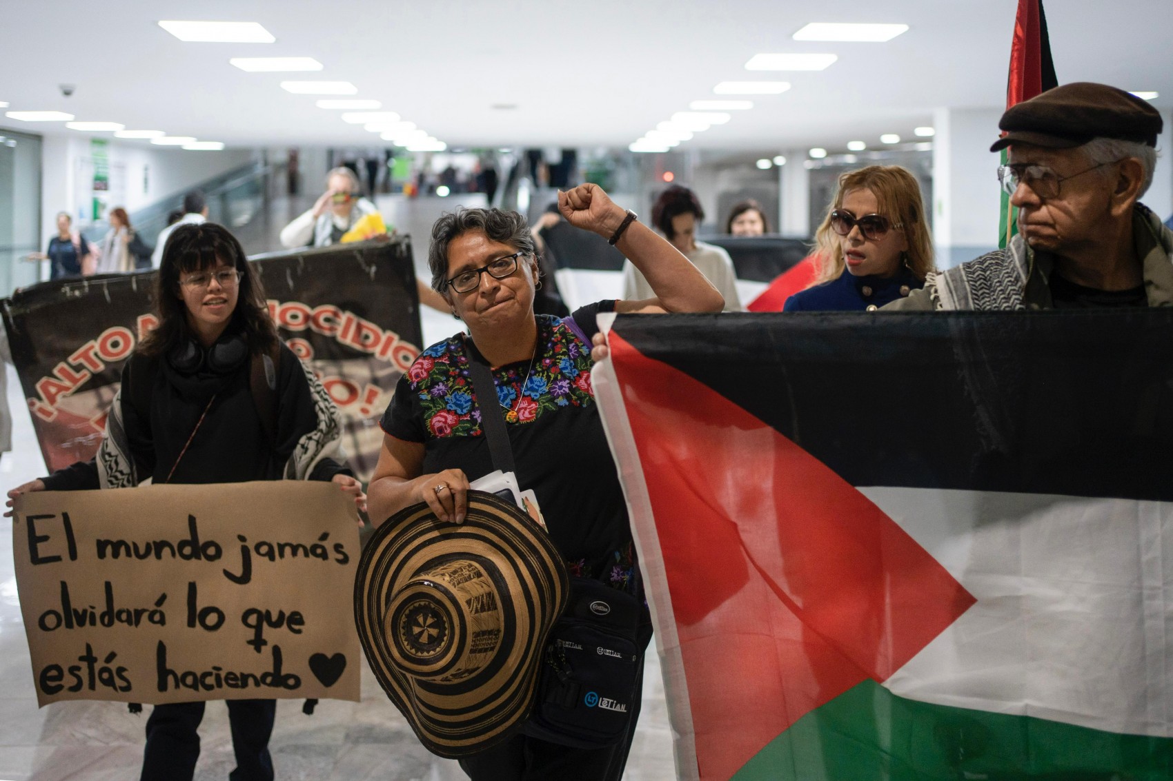 Activistas mexicanos, incluida xalapeña, son interceptados en Egipto al intentar sumarse a Marcha Global a Gaza