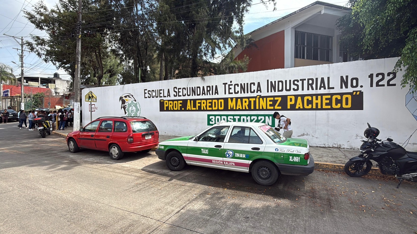 Padres de familia de la Secundaria Técnica Industrial 122 reclaman la entrega de recursos para graduación