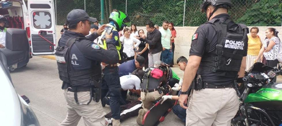 Camioneta de SSP atropella a estudiante en la calle Rébsamen