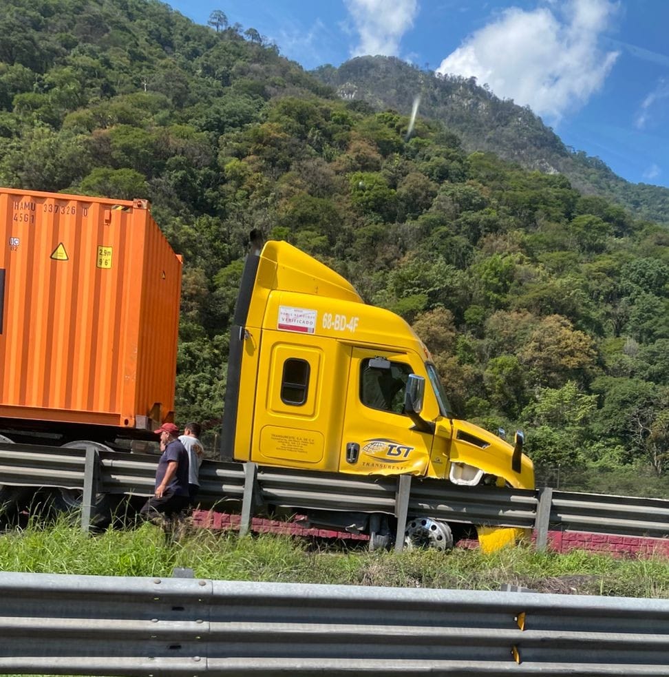 Tráiler a punto de caer de puente en la autopista Orizaba-Puebla