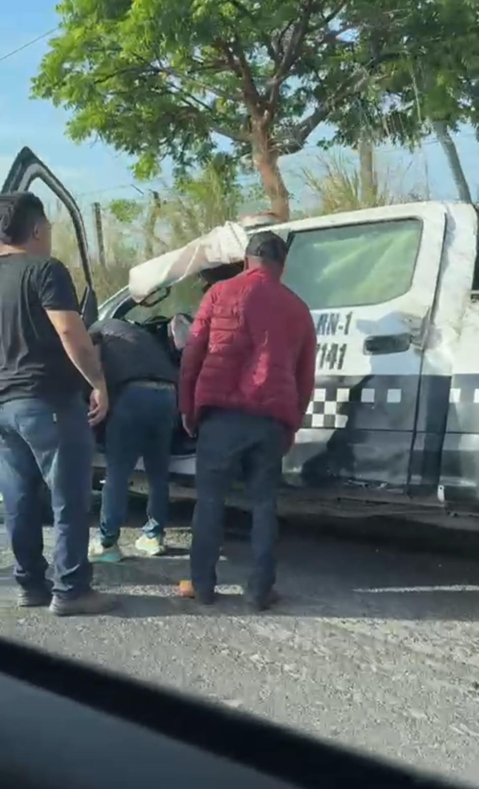 Vuelca patrulla de la SSP en Plan del Río; dos policías resultan heridos