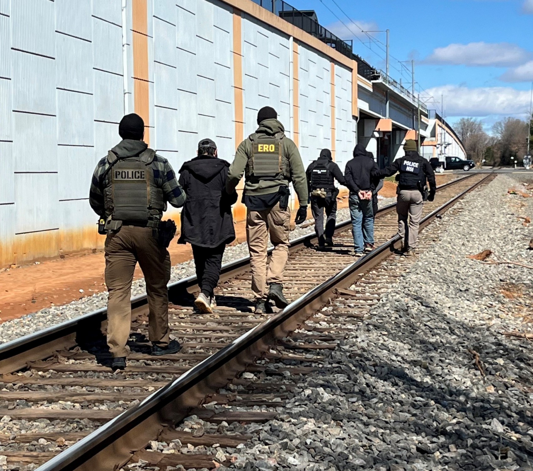 Gobierno de Veracruz ofrece apoyo a migrantes detenidos por ICE; SRE atiende casos de veracruzanos
