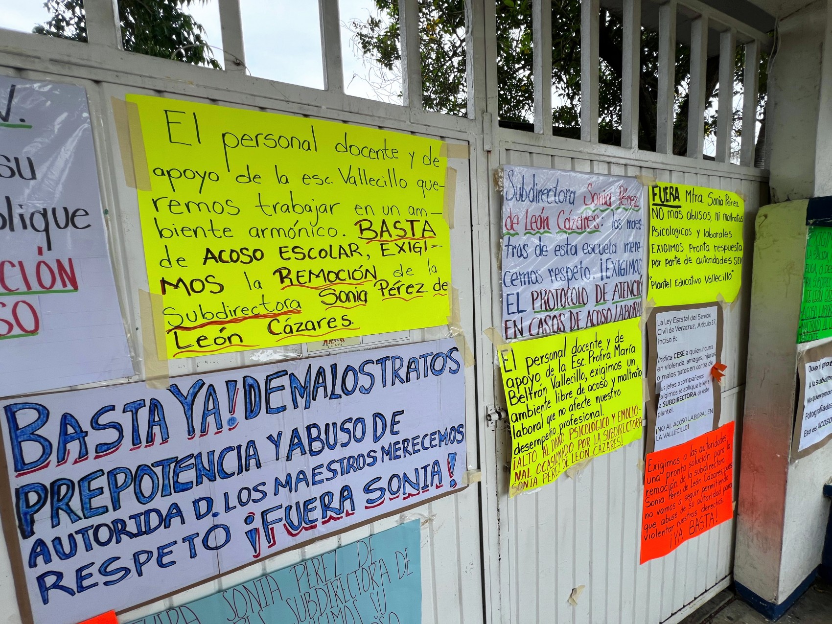 Toman escuela primaria de Veracruz; exigen renuncia de subdirectora acusada de acoso laboral