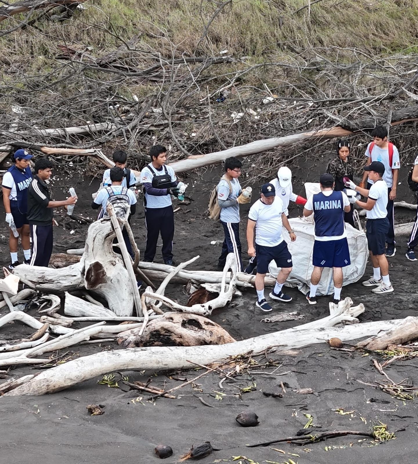 Marina participa en la limpieza de la “Playa Isla del Amor”