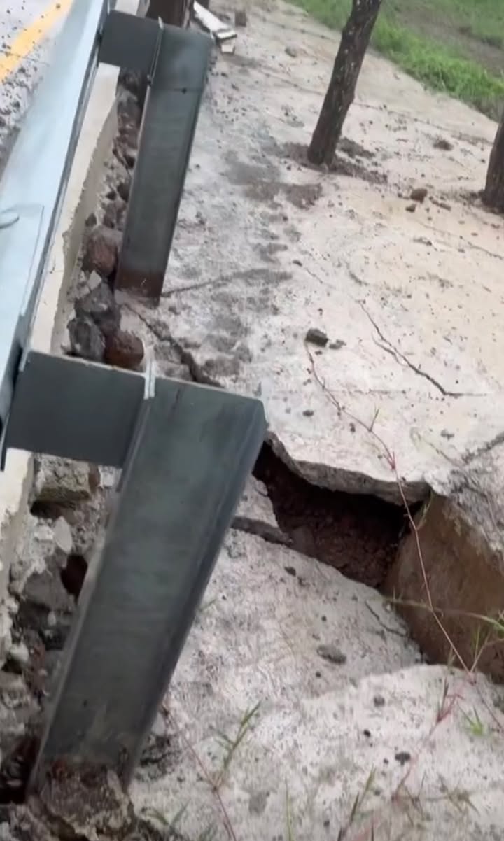 Se forma socavón en la carretera Alto Lucero-Plan de las Hayas, vecinos temen un accidente
