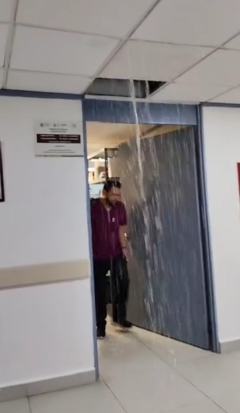 Se filtra el agua de lluvia en el Hospital de Alta Especialidad y en plaza comercial de Veracruz