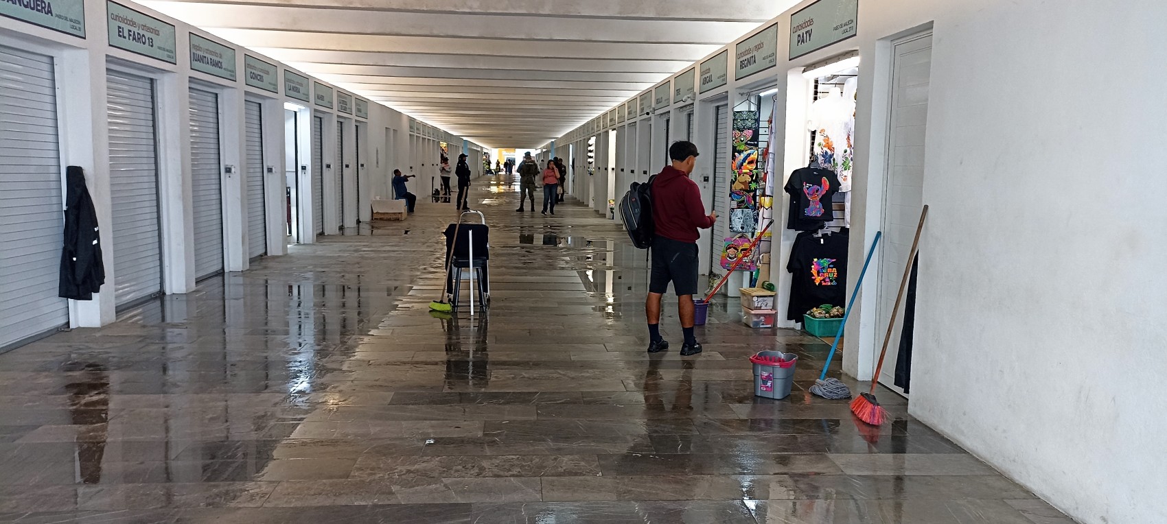 Lluvia deja al descubierto fallas en el mercado de artesanías de Veracruz