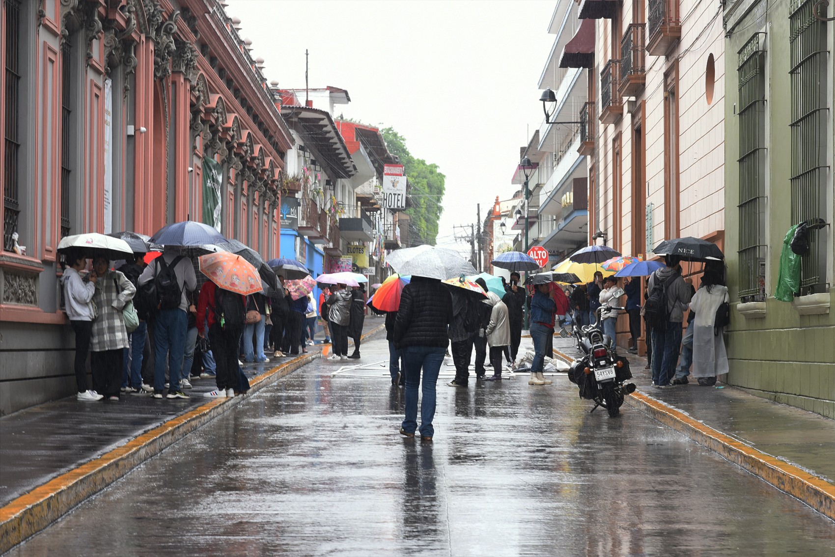 Padres y estudiantes toman la Prepa Juárez y bloquean Enríquez, exigen mantener en el cargo a director