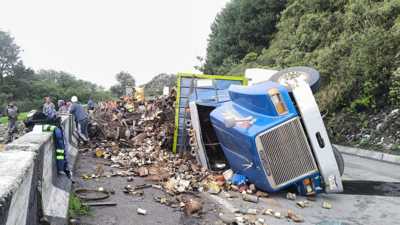 Vuelca camión cargado con chatarra en la autopista Puebla-Orizaba