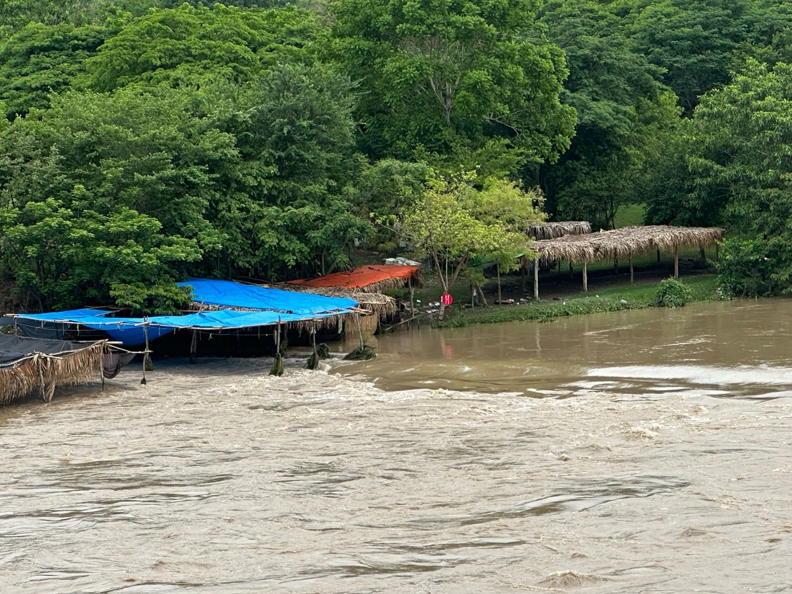 Aumento de nivel en el río Cazones alcanza áreas turísticas