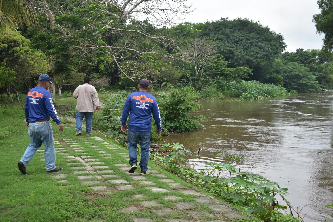 Monitorean el río Blanco en Tlalixcoyan por aumento de su nivel por lluvias en las altas montañas