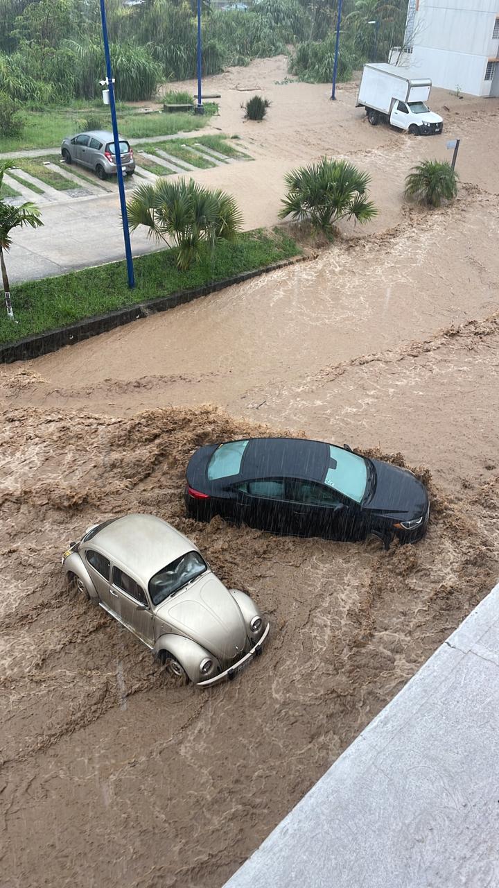 Lluvias inundan calles y avenidas en Xalapa
