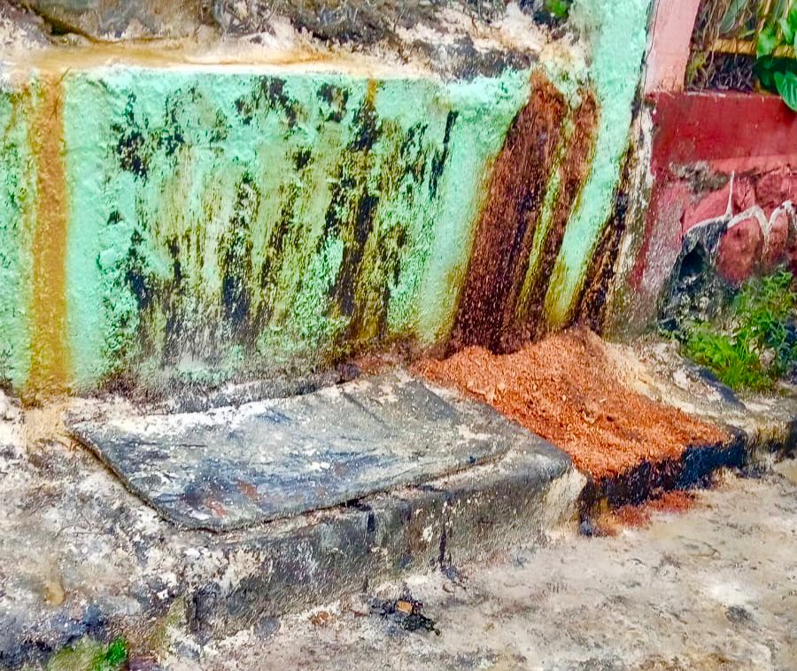 Lluvia extiende las manchas de crudo en calles de Poza Rica, Pemex solo las cubre con aserrín