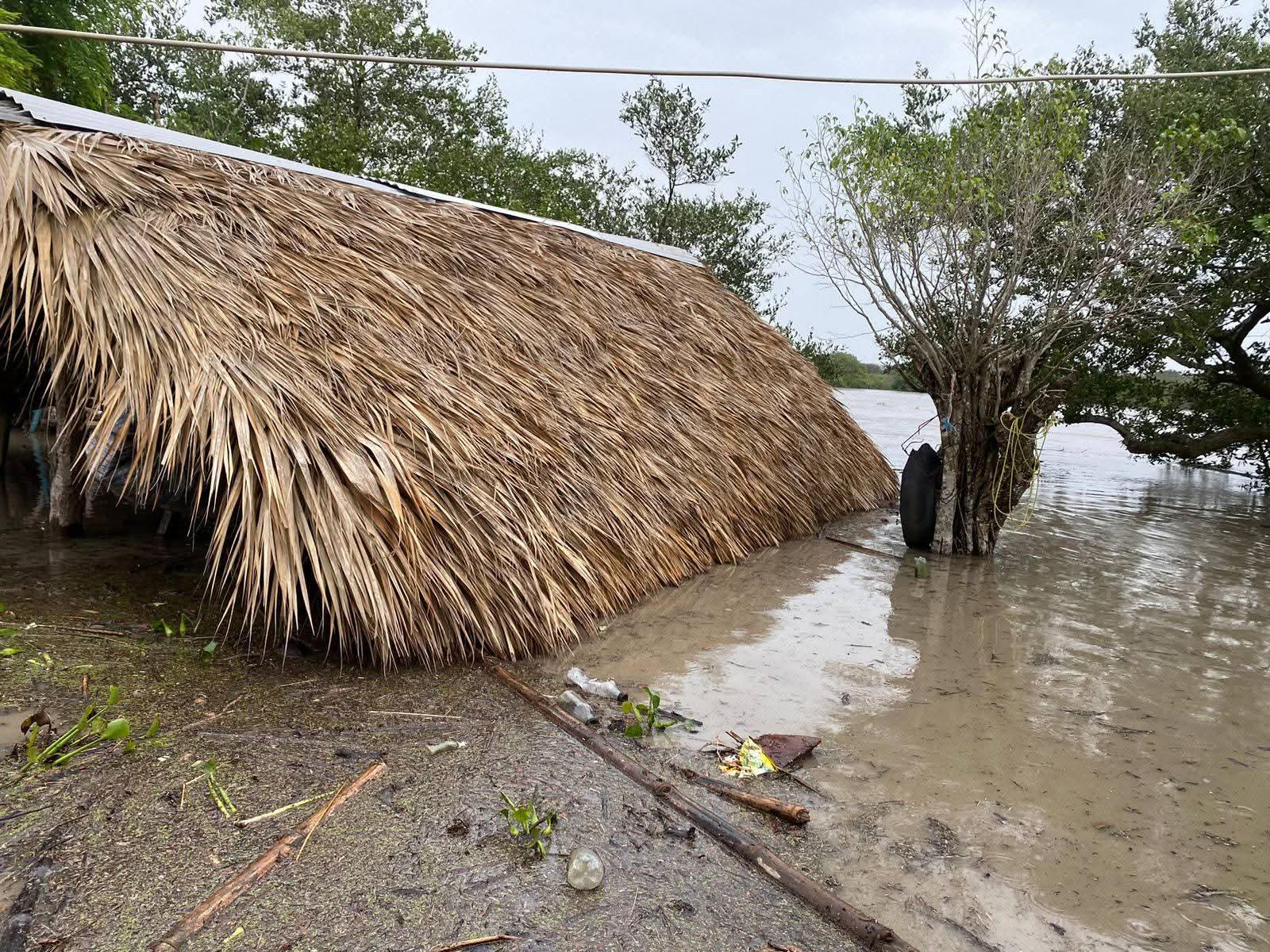Familias de Ozuluama pierden sus pertenencias a causa de la inundación provocada por las lluvias