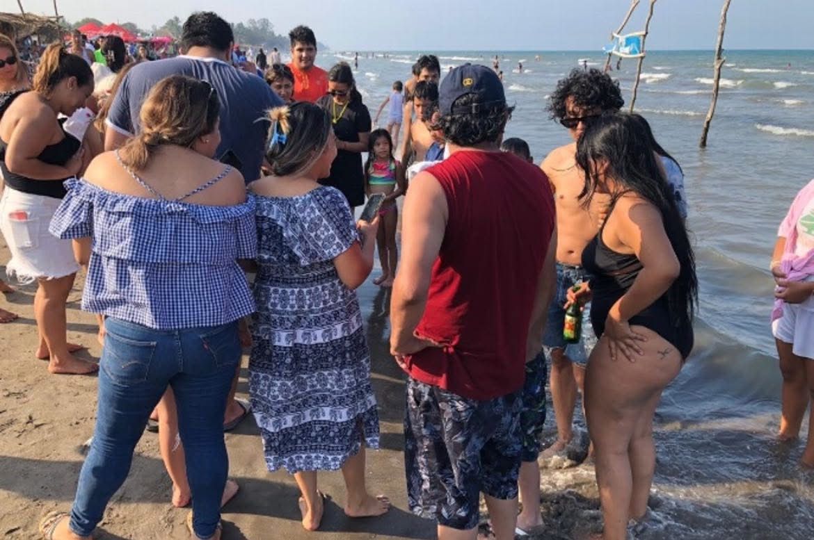 Dos hermanos son arrastrados por el mar en Alvarado, uno se encuentra desaparecido