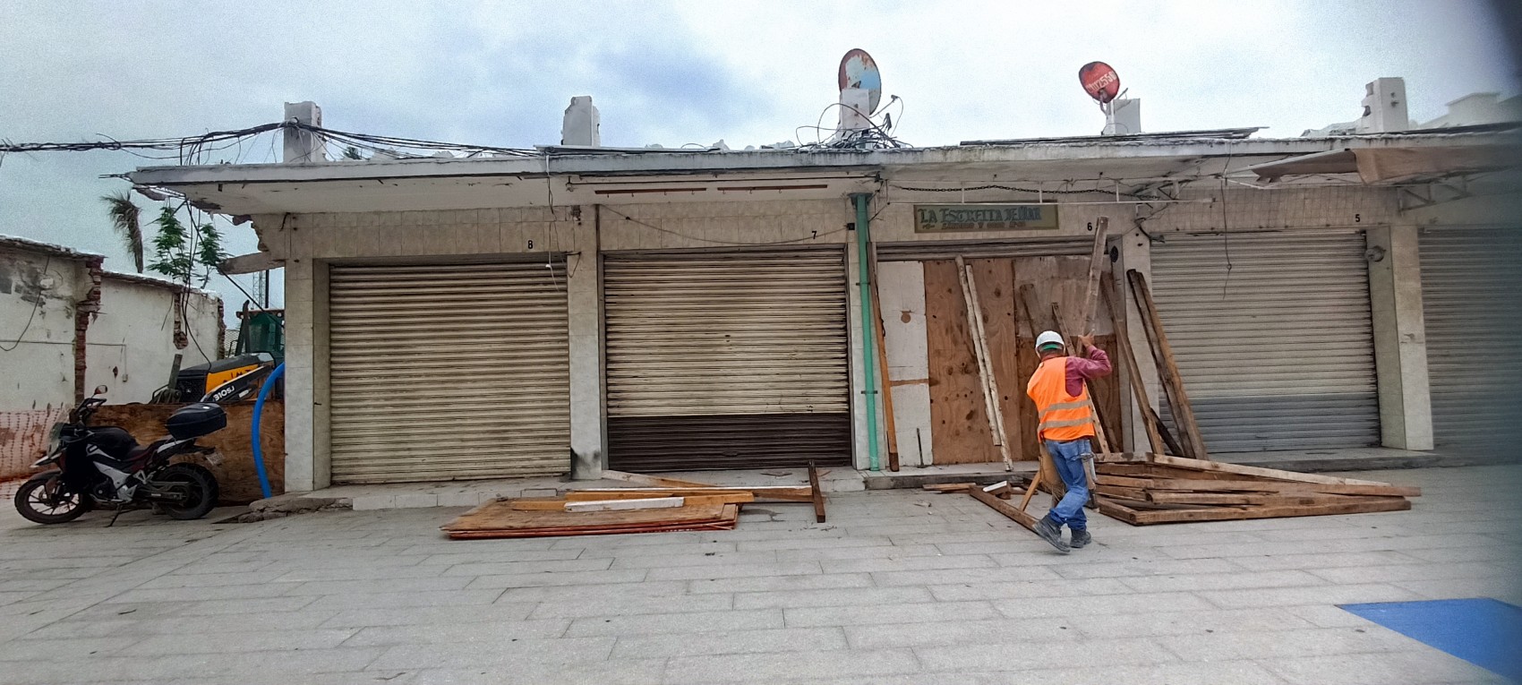 Inicia demolición de otros dos locales del antiguo mercado de artesanías de Veracruz