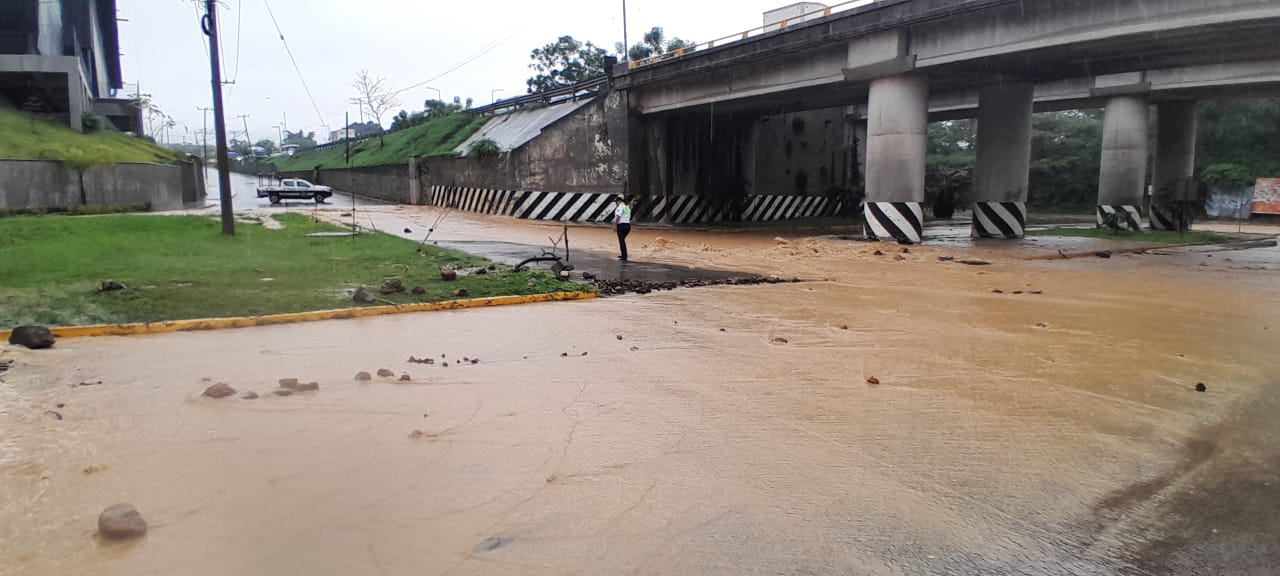 Vecinos de Valle Real responsabilizan a la plaza comercial El Juguete de la inundación de sus viviendas