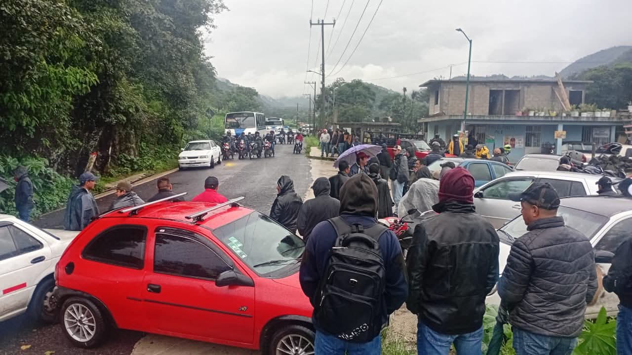 Vecinos cierran carretera Rafael Lucio-Tlacolulan, exigen a SIOP y ayuntamiento construcción de puente