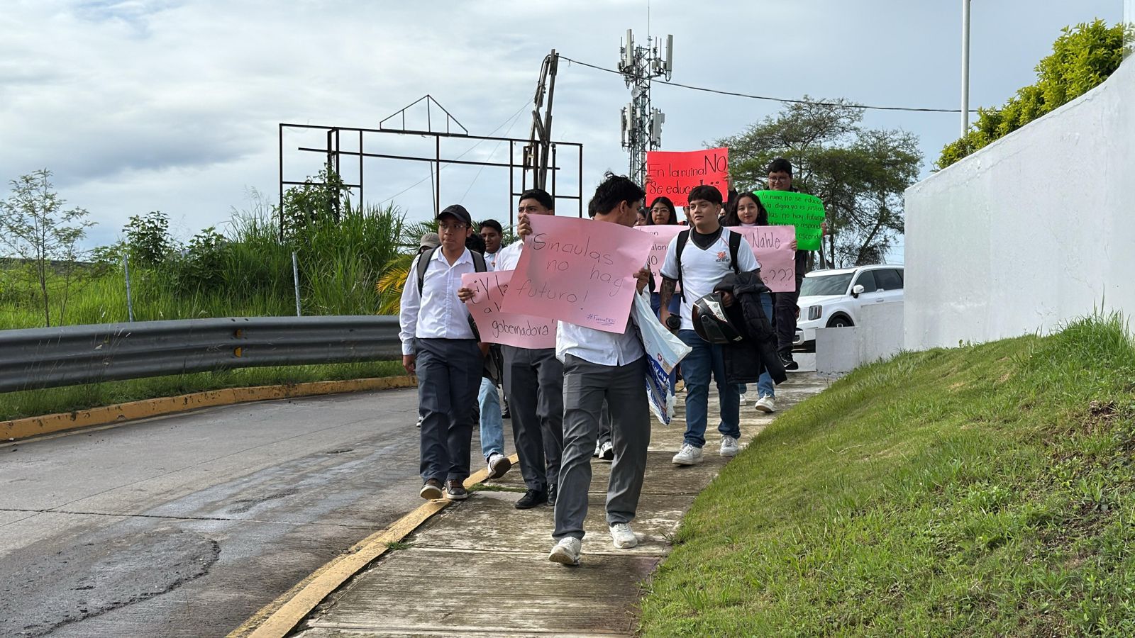 Estudiantes de la Normal Suárez Trujillo exigen reubicar el plantel por temor a deslaves