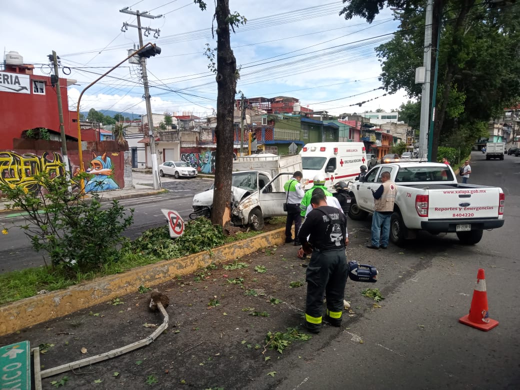Camioneta provoca carambola en Ruiz Cortines