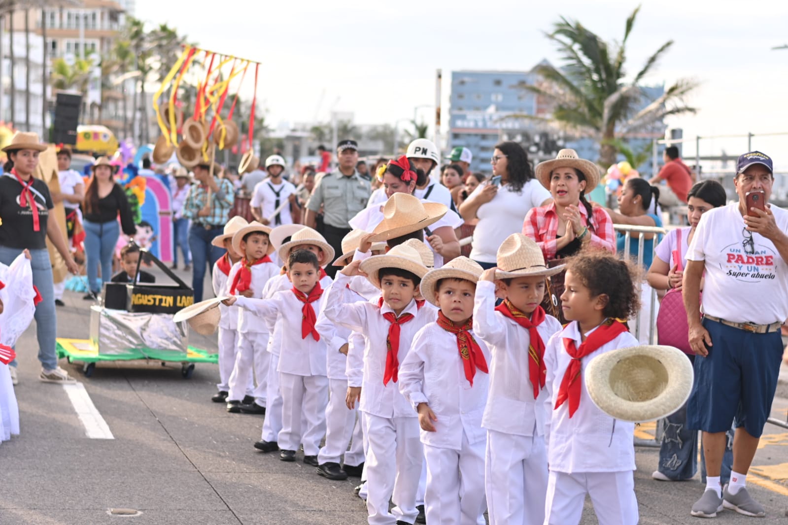 Desfilan los pequeñines con alegría y candor en el Carnaval de Veracruz 2025