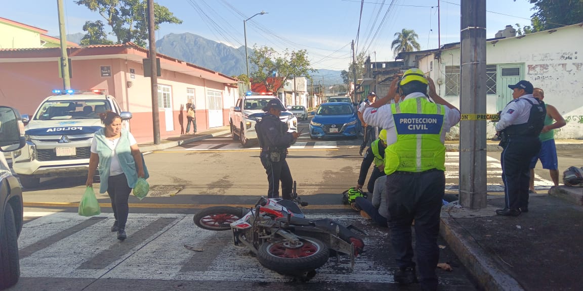 Matrimonio en motocicleta es impactado por auto particular, mujer resulta lesionada