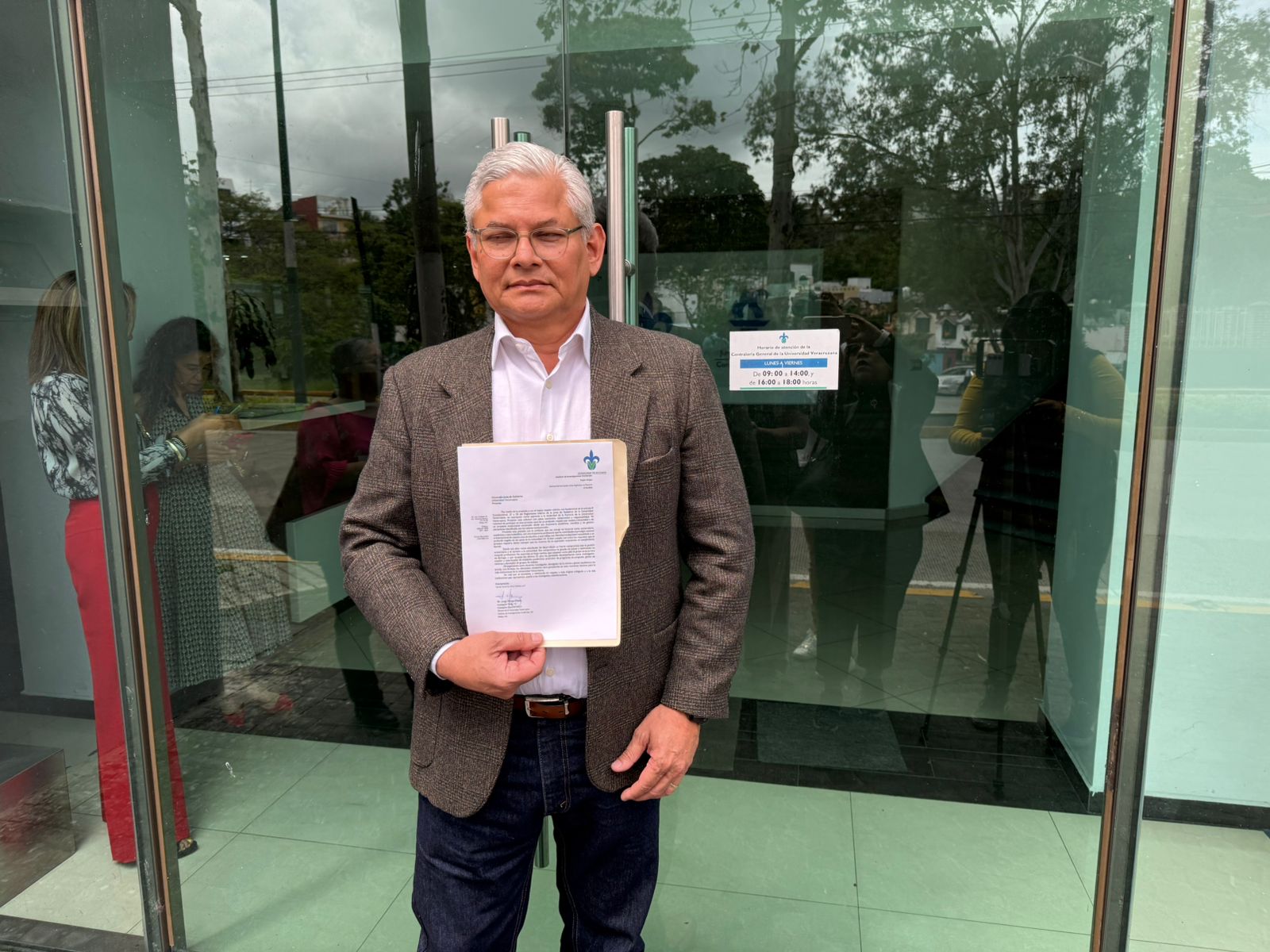 Jorge Manzo se ve impedido de entregar su solicitud de registro como candidato a Rectoría de UV