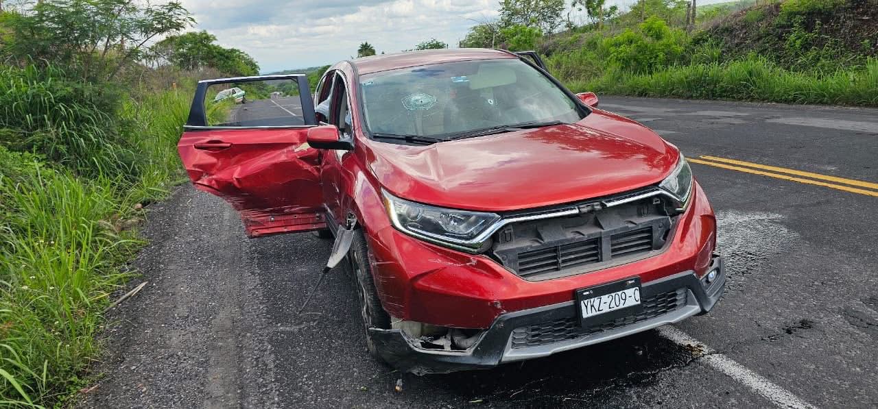 Con disparos de bala terminan dos vehículos en la carretera Xalapa-Veracruz, hay un conductor herido