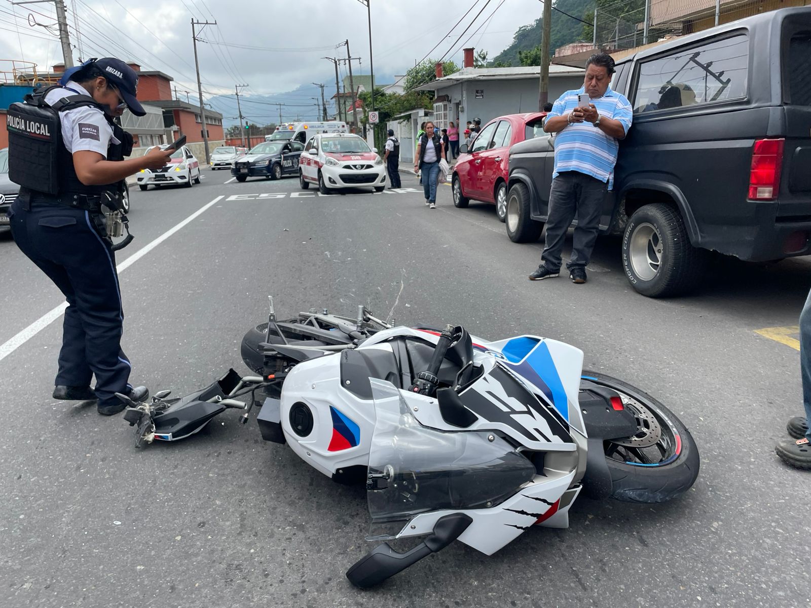 Fallece joven motociclista al chocar contra taxi en Orizaba