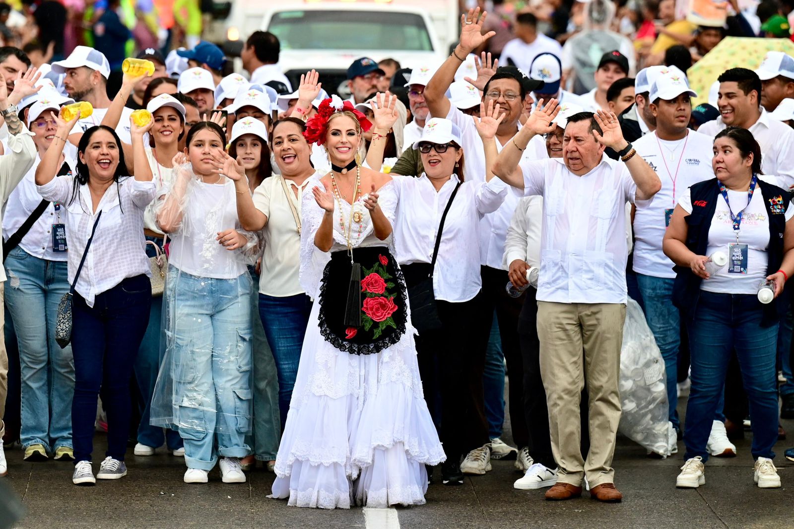 Encabeza la alcaldesa Paty Lobeira, vestida de jarocha, el segundo desfile del Carnaval de Veracruz 2025