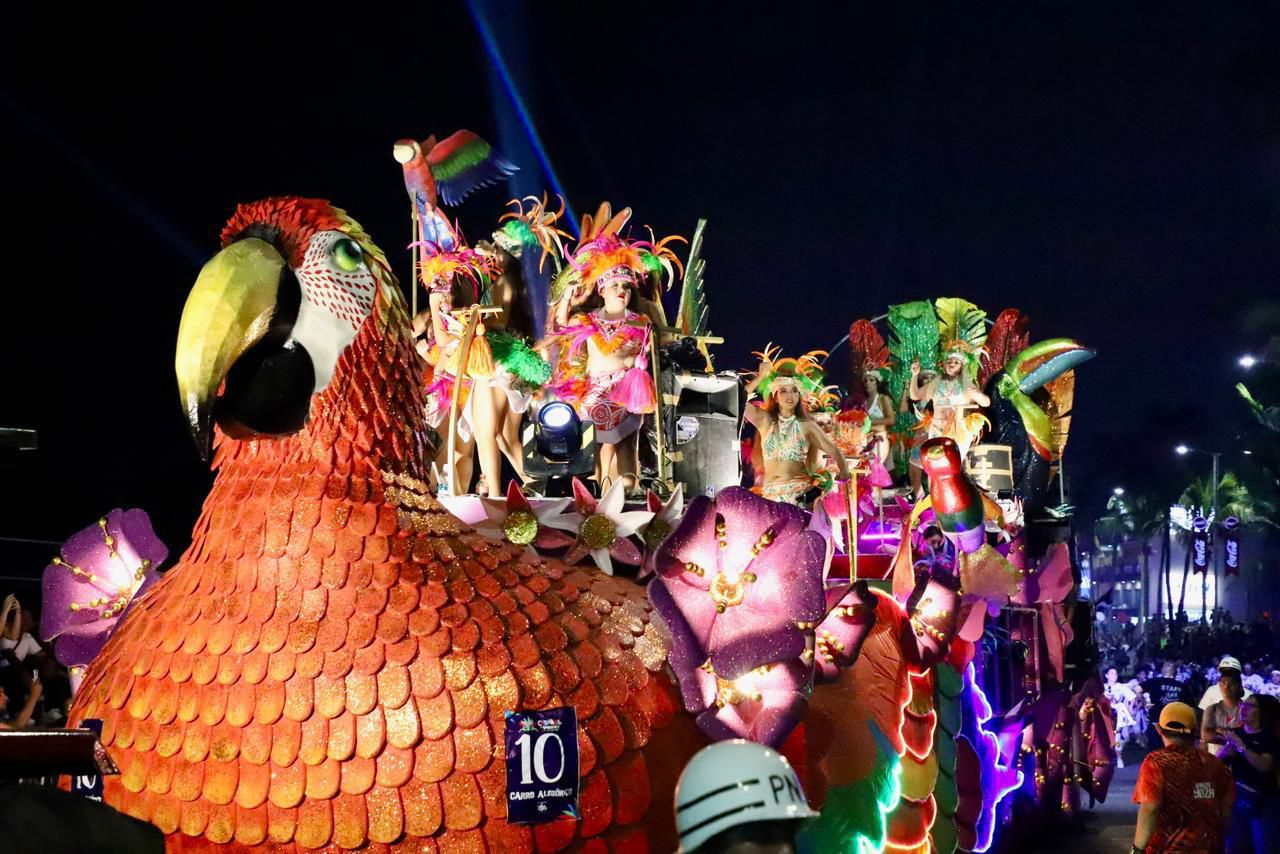 Colorido y alegría en el tercer desfile del Carnaval de Veracruz 2025