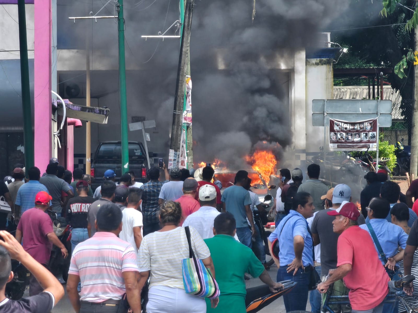 Pobladores de Tezonapa incendian patrullas y retienen a agentes tras denunciar abusos de tránsito