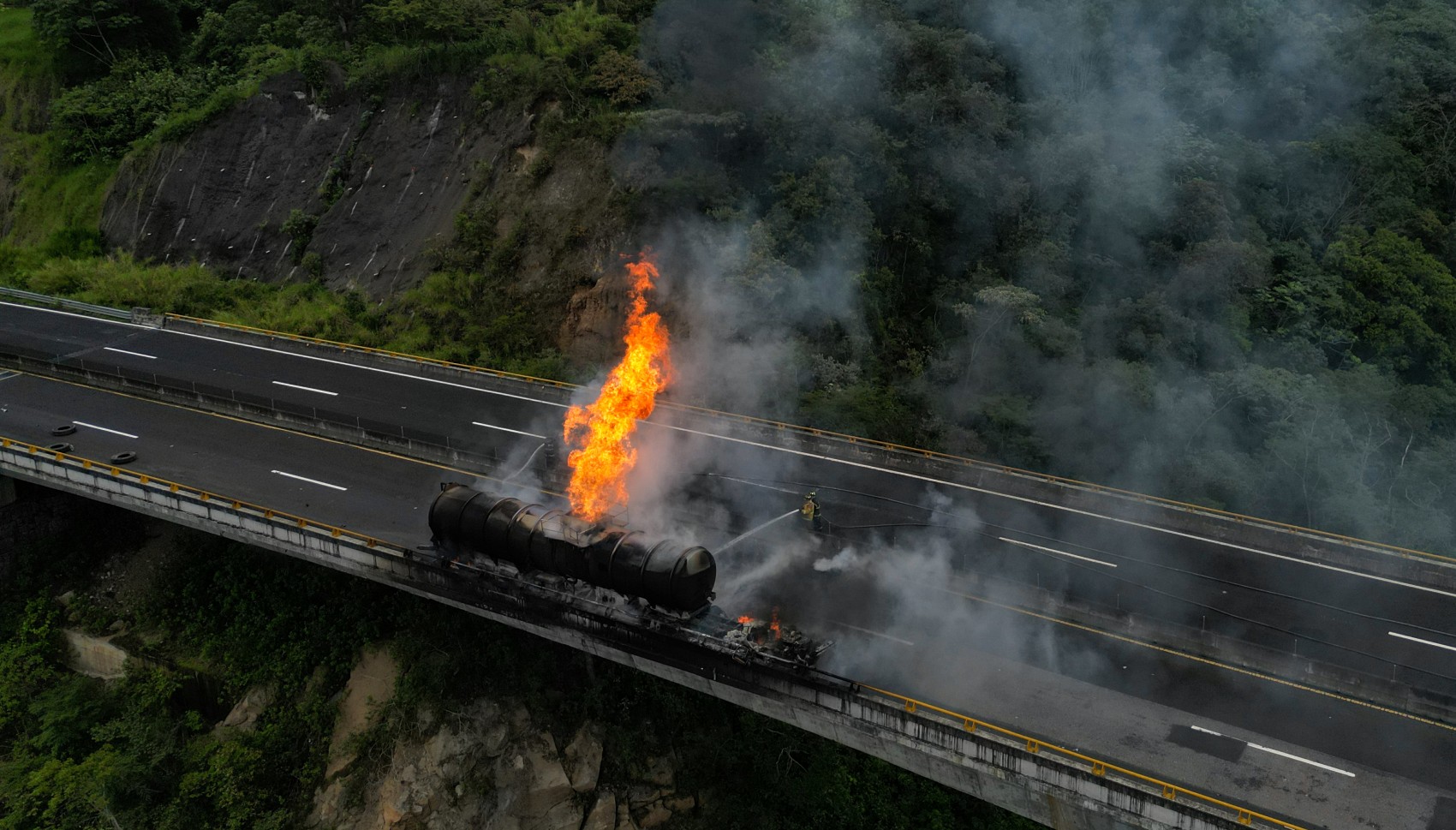 Se incendia pipa en el libramiento Xalapa–Perote a la altura de Chiltoyac