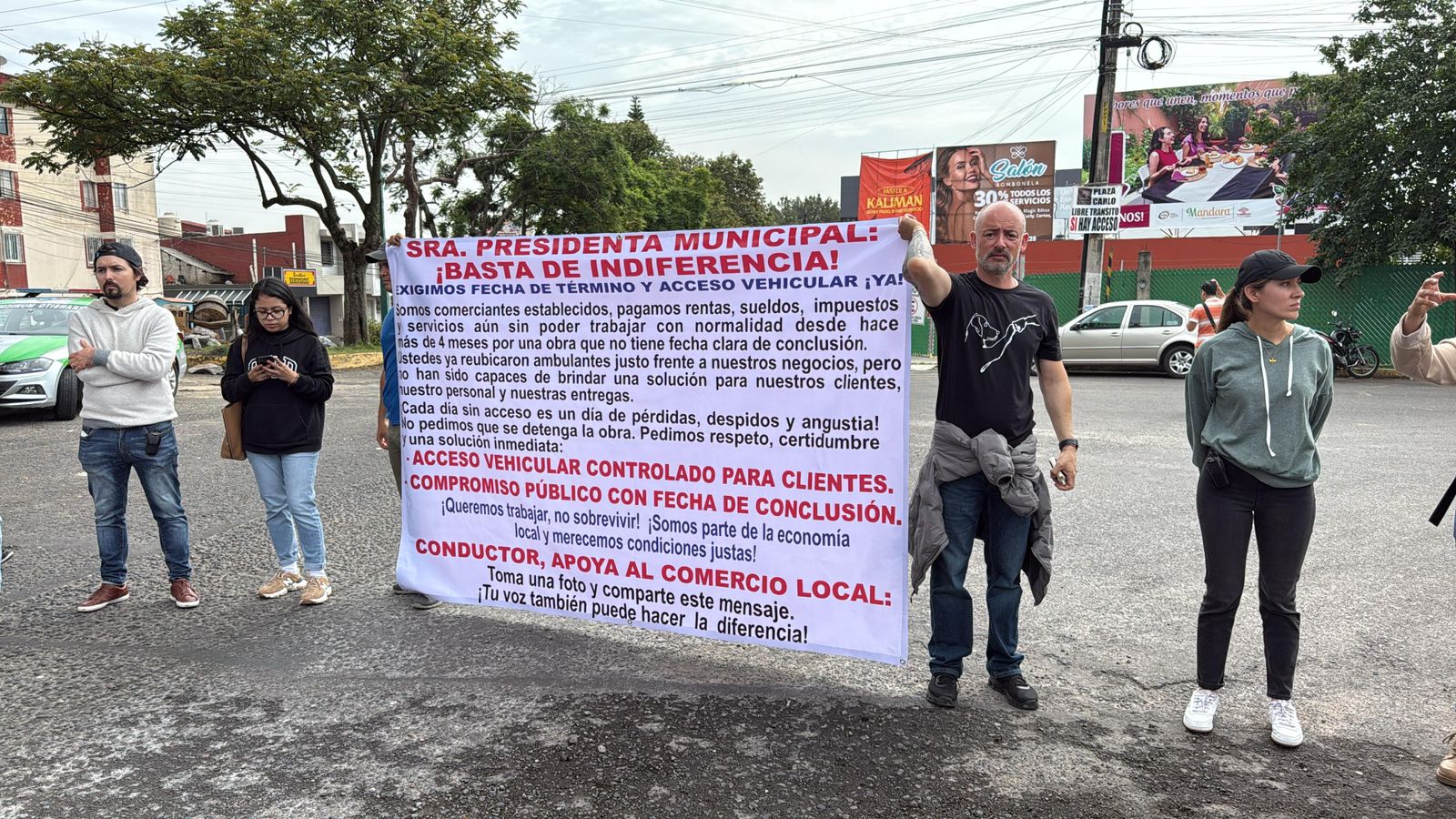 Comerciantes de avenida Araucarias exigen fecha de conclusión de obra vial en Xalapa