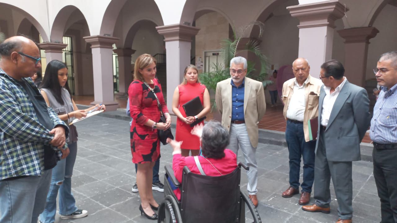Cancelan contrato de profesor señalado como presunto violentador, tras protestas de mujeres
