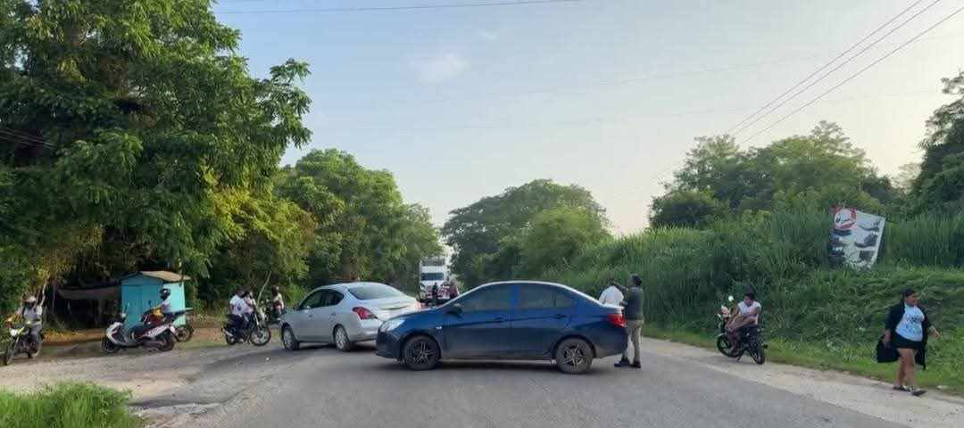 Bloquean la carretera Costera del Golfo en demanda de restablecimiento de luz en Acayucan
