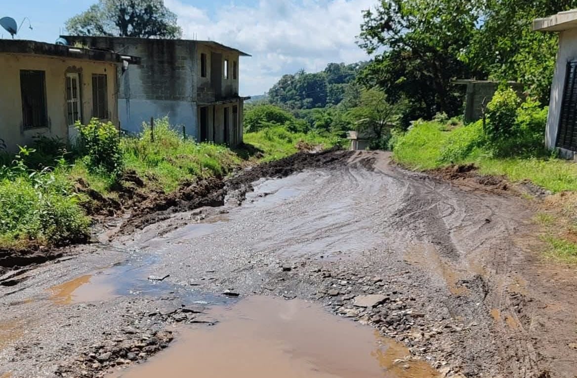 En El Tronconal recubren caminos con tierra podrida del relleno sanitario, se quejan vecinos