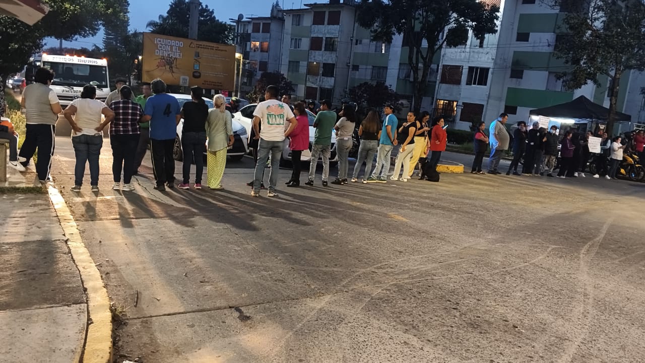 Vecinos de Jardines de Xalapa cierran vialidad, tienen cinco días sin agua potable