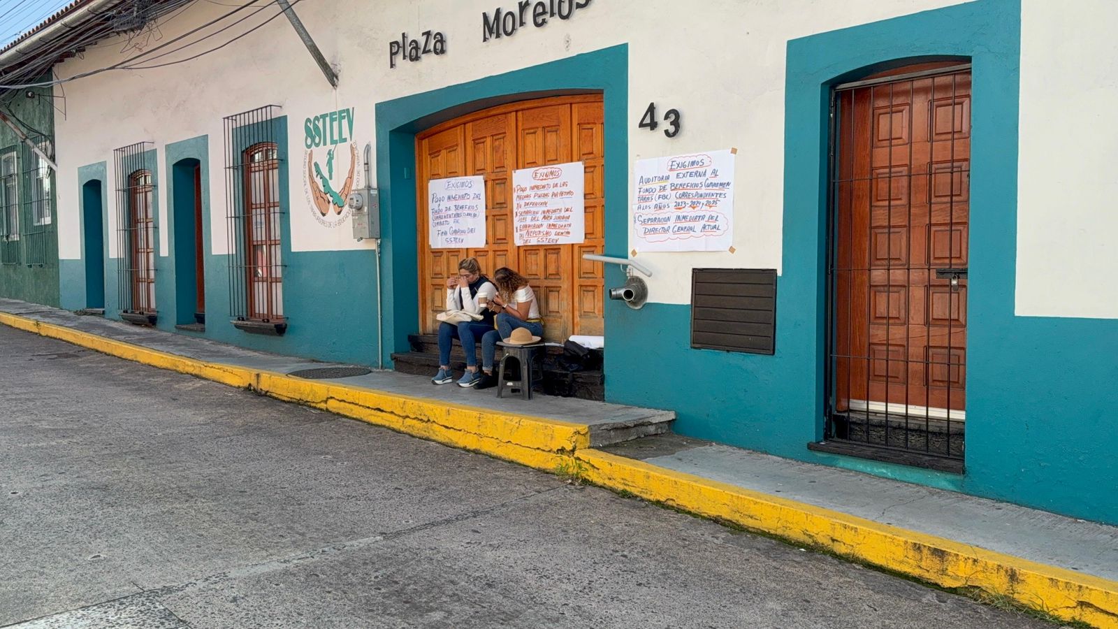 Maestros jubilados denuncian retención de pólizas de defunción desde hace 4 años en Veracruz